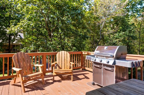 "Rocky Top" Great for Entertaining, Private Hot Tub, Gas Grill, Firepit, Pool Table