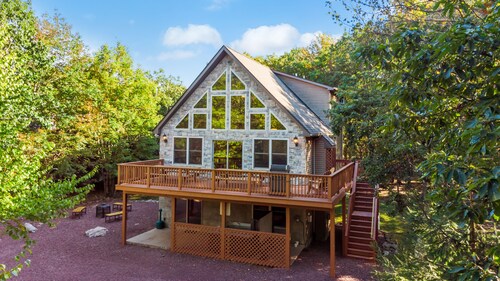 Rocky Top by PMR, 6BR Cedar & Stone Cabin, Built for crowds, Hot Tub, Sleeps 17