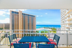 Outdoor dining - One-Bedroom Deluxe (Renovated) Unit with a view of the Duke Kahanamoku Lagoon and Waikiki Beach (Honolulu)