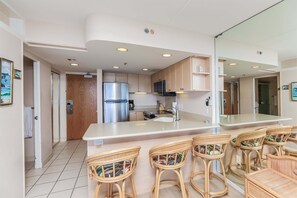 Fridge, microwave, oven, stovetop - One-Bedroom Deluxe (Renovated) Unit with a view of the Duke Kahanamoku Lagoon and Waikiki Beach (Honolulu)