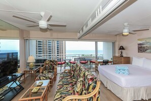 1 bedroom, iron/ironing board, free WiFi, bed sheets - One-Bedroom Deluxe (Renovated) Unit with a view of the Duke Kahanamoku Lagoon and Waikiki Beach (Honolulu)