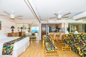 1 bedroom, iron/ironing board, free WiFi, bed sheets - One-Bedroom Deluxe (Renovated) Unit with a view of the Duke Kahanamoku Lagoon and Waikiki Beach (Honolulu)