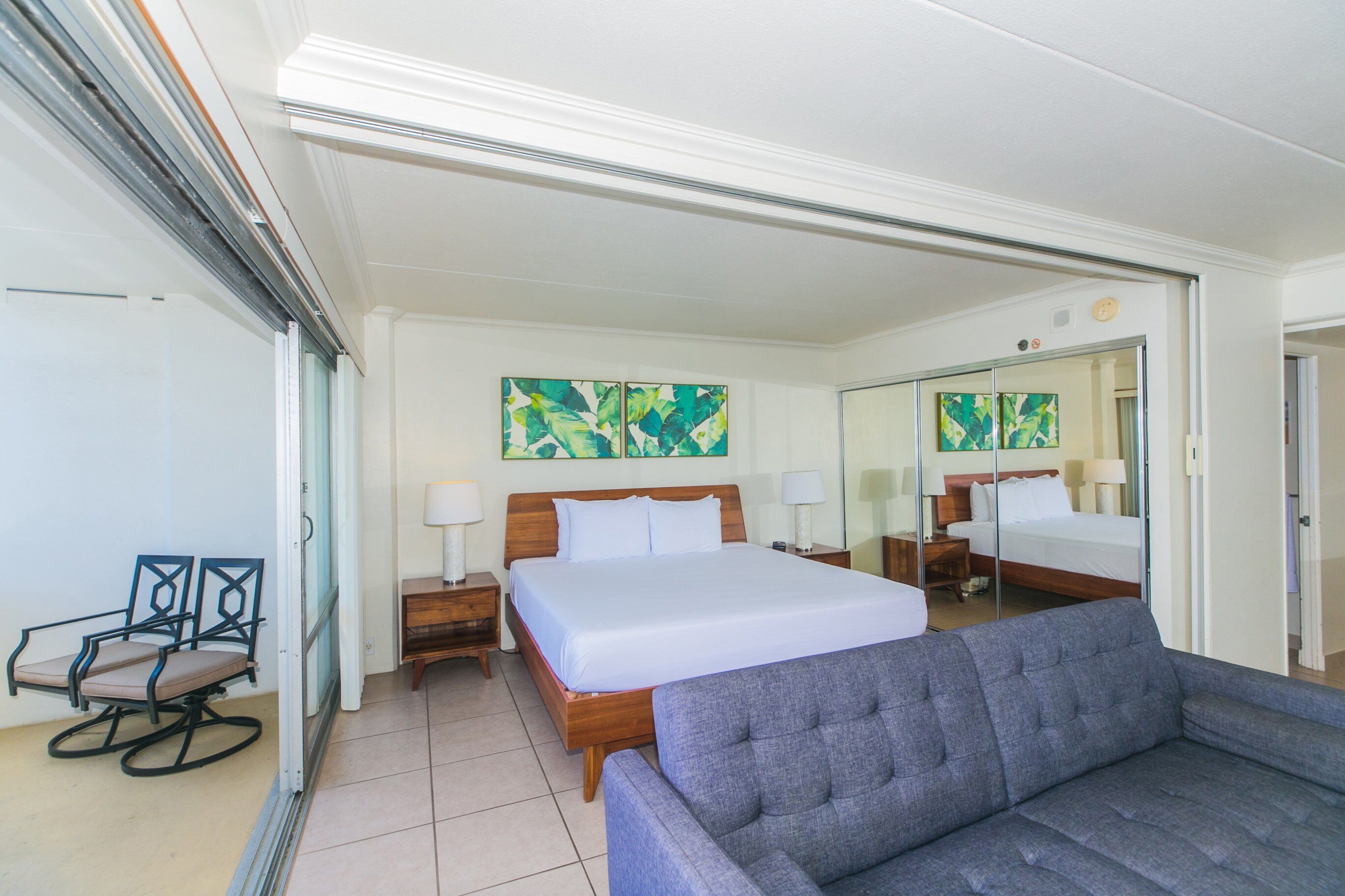 Ilikai Hotel - One-Bedroom unit on the 19th Floor overlooking the mountains!