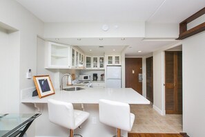 Frigorifero, microonde, forno, piano cottura