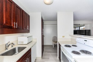 Frigorifero, microonde, forno, piano cottura