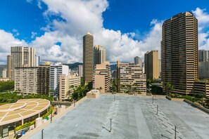 Self parking - Studio With Full Kitchen In Waikiki!  Just Minutes To The Beach! (Honolulu)