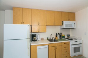 Fridge, microwave, oven, stovetop - Studio With Full Kitchen In Waikiki!  Just Minutes To The Beach! (Honolulu)