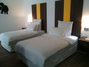 1 chambre, fer et planche Ă repasser