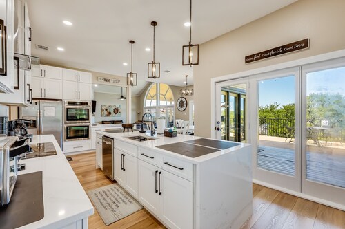 7 BR Lakefront Estate-sleeps 14 adults+6/8 kids,boat dock,cliff jump+kayaks