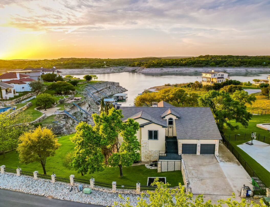 7 BR Lakefront Estate-sleeps16 adults+8 kids, boat dock, XL deck, HUGE+kayaks