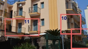 Ein mehrstöckiges Wohngebäude mit Balkonen, Hausnummern 10 und 11.