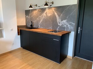 Kjøleskap, mikrobølgeovn, kokeplater og kaffetrakter/tekoker