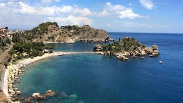 Sulla spiaggia, lettini da mare