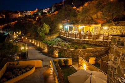 Independent family apartment for 4/6 people with private garden and swimmingpool
