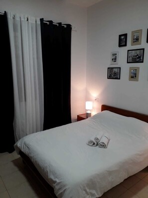 Apartamento conforto | Escrivaninha, Wi-Fi de cortesia, roupa de cama