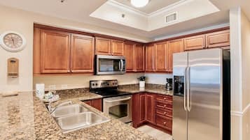 Køleskab, mikrobølgeovn, ovn, kogeplade