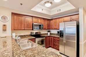 冷蔵庫、電子レンジ、オーブン、コンロ