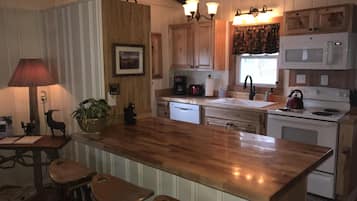 KylskÄp, mikrovÄgsugn, ugn och spishÀll