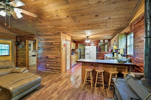 Secluded Cabin w/ Pond ~ 37 Mi to Gulf Coast!