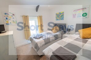 3 bedrooms, iron/ironing board, free WiFi, bed sheets - Stunning Home With Captivating Views Nearby (Abercarn)