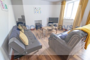 TV - Stunning Home With Captivating Views Nearby (Abercarn)