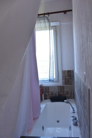 Combined shower/bathtub, hair dryer, towels, soap - The Golden Appartment 1 (Chersonisos)