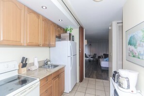 Fridge, microwave, oven, stovetop - Near Waikiki Beach, Spacious Studio With Full Kitchen! (Honolulu)