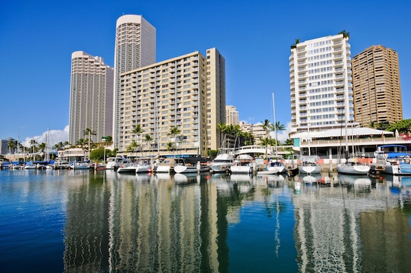 Marina - Near Waikiki Beach, Spacious Studio With Full Kitchen! (Honolulu)