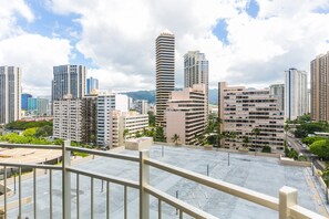 Property grounds - Near Waikiki Beach, Spacious Studio With Full Kitchen! (Honolulu)