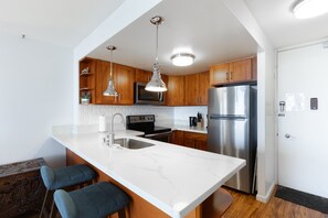 Refrigerador, microondas, horno y parrilla de estufa