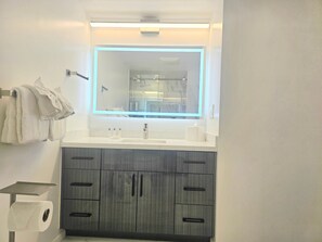 Dusche, Haartrockner, Handtücher