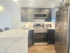 Geladeira, micro-ondas, fogão, cooktop