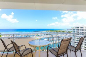 Property grounds - Great Ocean View One-Bedroom Overlooking The Yacht Harbor At The Ilikai Hotel! (Honolulu)