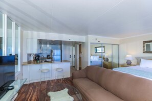 1 habitación, tabla de planchar con plancha, wifi gratis y ropa de cama 