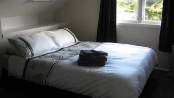 6 bedrooms, iron/ironing board, free WiFi, bed sheets