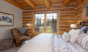 4 bedrooms, iron/ironing board, Internet, bed sheets