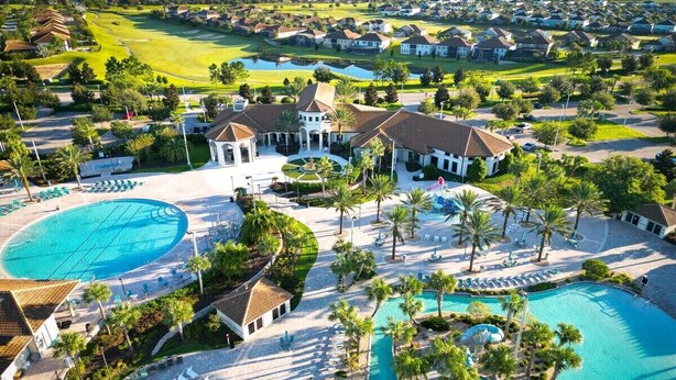 Ein Resort mit mehreren Schwimmbecken, einem Golfplatz und einem großen Klubhaus.