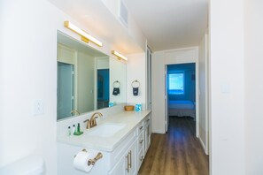 Bathtub, hair dryer, towels - Marina Hawaii Vacations - Beautiful 180 Degree Ocean Views! (Honolulu)