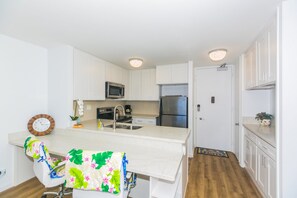 Refrigerador, microondas, horno y parrilla de estufa