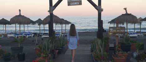 Nær stranden og strandhåndklær