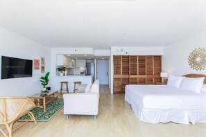 1 bedroom, iron/ironing board, free WiFi, bed sheets - Highly desirable Deluxe One-bedroom Yacht Harbor View - Reserve Today, Will not last Long!! (Honolulu)