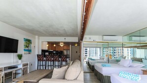 Una habitación de hotel moderna con cocina, comedor y sala de estar.