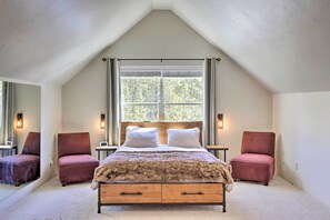 4 bedrooms, desk, iron/ironing board, travel cot - 'Rocky Bear Lodge' on 2 Acres Near Turquoise Lake (Leadville)