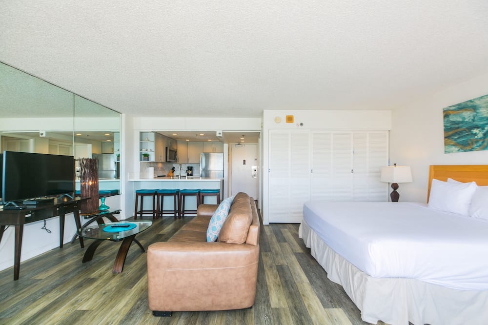 Perfect Ocean View! Ilikai 1 Bedroom Harbor View, Minutes to the Beach!