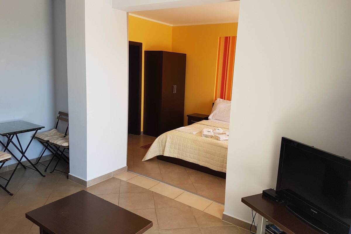 Appartamento, 1 camera da letto, vista mare | Una cassaforte in camera, insonorizzazione, ferro/asse da stiro