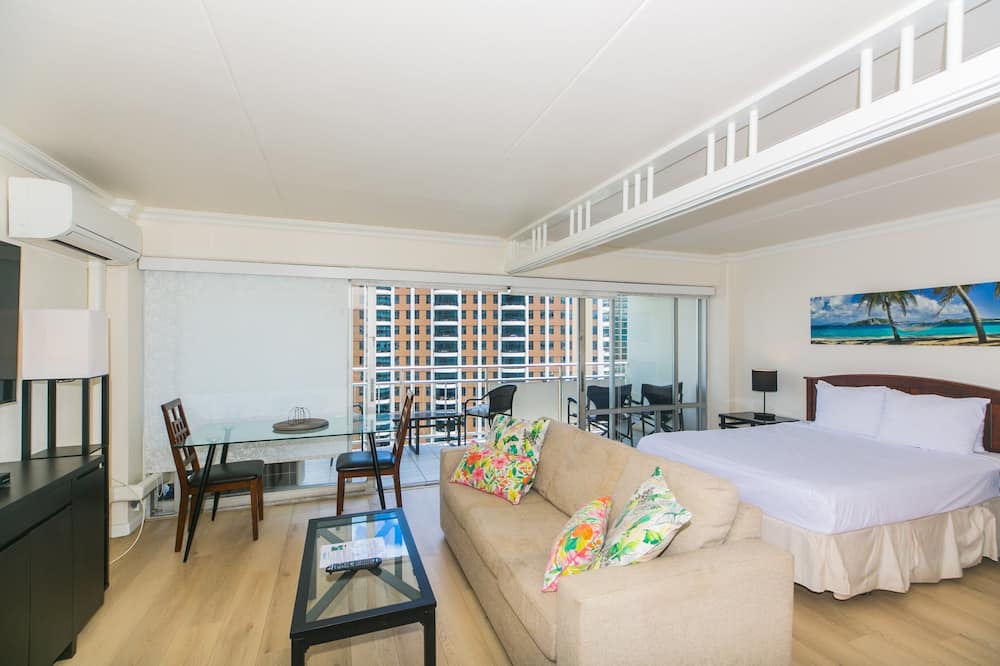 Great Ocean View One-Bedroom Overlooking The Duke Kahanamoku Lagoon At The Ilikai Hotel!