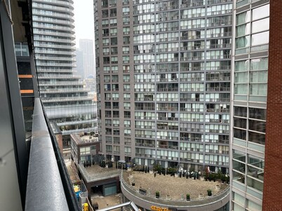  just 5 minute walk to U of T