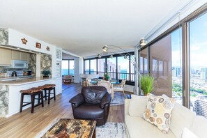 TV - Spacious 2-Bedroom, Perfect Location In Wakiki, Located Near The Beach, Shopping (Honolulu)