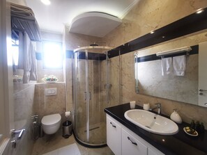 Ensemble douche/baignoire, sèche-cheveux, bidet, serviettes fournies