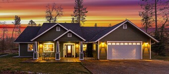 Luxurious Yosemite Mountain Home , Spa, Pool, Miniature Ponies! and Gameroom